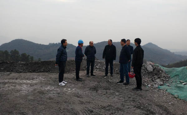 集團公司黨委副書記、總經(jīng)理龔華東到矸石項目部視察 