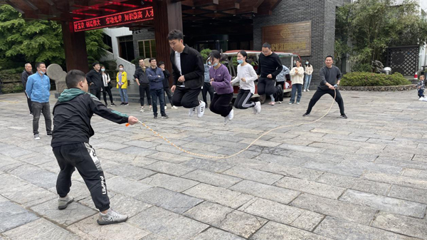 建材公司開展“五四”青年節(jié)活動(dòng) 建材公司開展“五四”青年節(jié)活動(dòng)